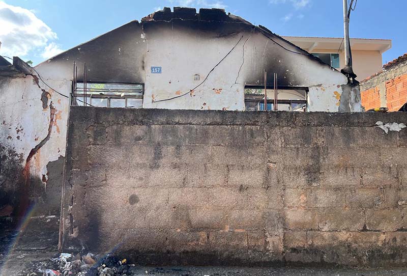 Homem surta e põe fogo em uma casa em Guarani