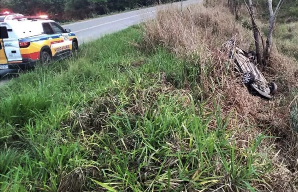 PM encontra barra de maconha em carro capotado e prende casal