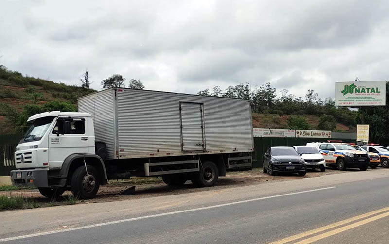 PMRv intercepta comboio, recupera caminhão roubado e prende cinco suspeitos