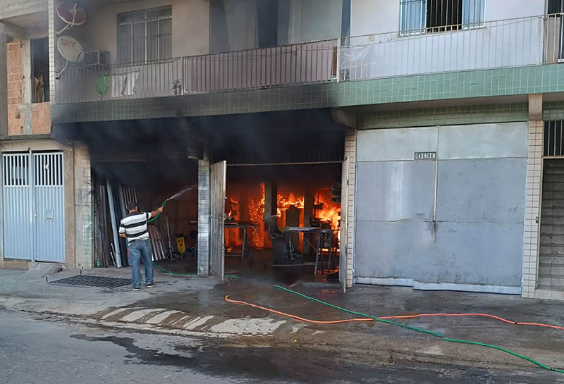 Bombeiros combatem incêndio em serralheria no Bairro Thomé