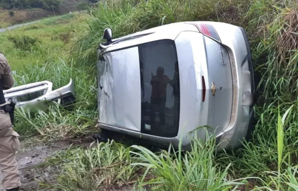 Carro capota em Maripá, na BR-267, e condutor sai ileso