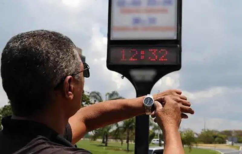 Decisão sobre horário de verão sai terça-feira, diz ministro