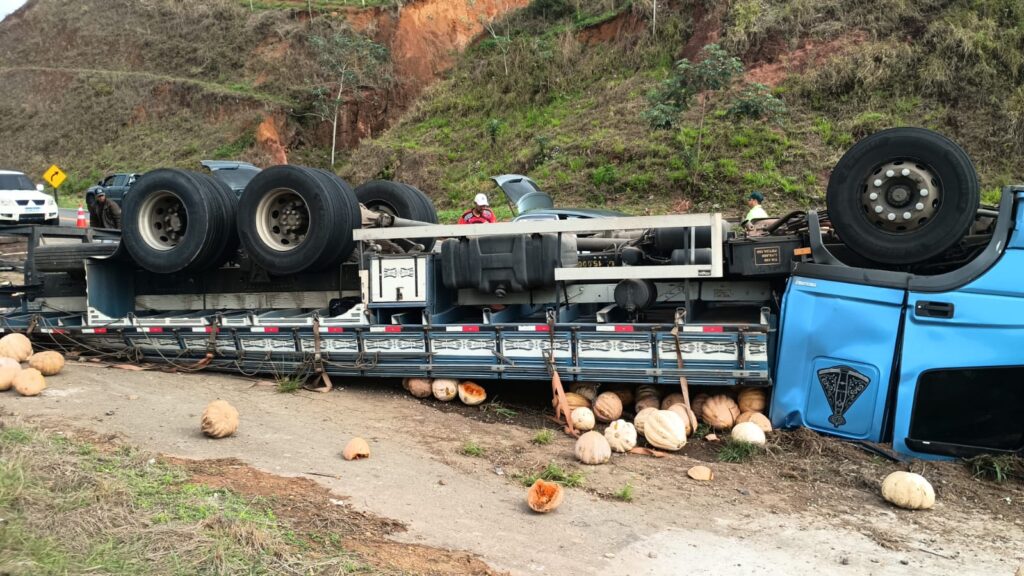 Caminhão tomba na BR-116, em Além Paraíba, e motorista sai ileso