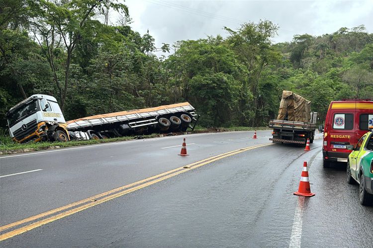 Carro e carreta colidem na BR-116, na Serra do Belvedere, em Muriaé