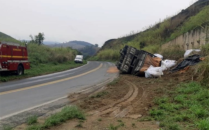 Carreta com 32 toneladas de café tomba na Serra de Argirita