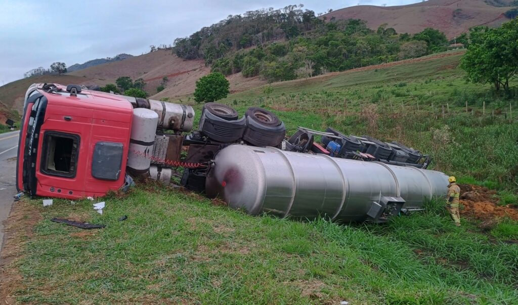 Carreta tanque tomba na BR-116 em Leopoldina