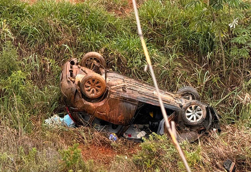 Carro capota na MG-353 próximo ao Aeroporto Regional da Zona da Mata