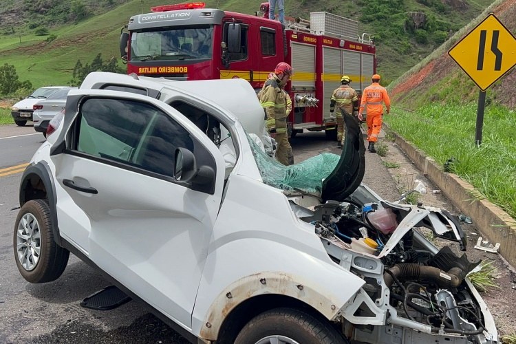 Mulher morre após carro bater de frente em caminhão na BR-116