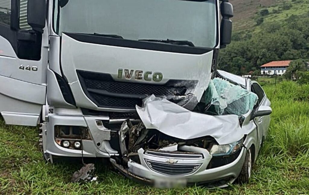 Colisão entre carro e carreta, em Leopoldina, deixa uma pessoa morta