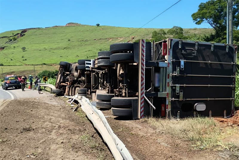 Casal e criança saem ilesos após carreta tombar na BR-116