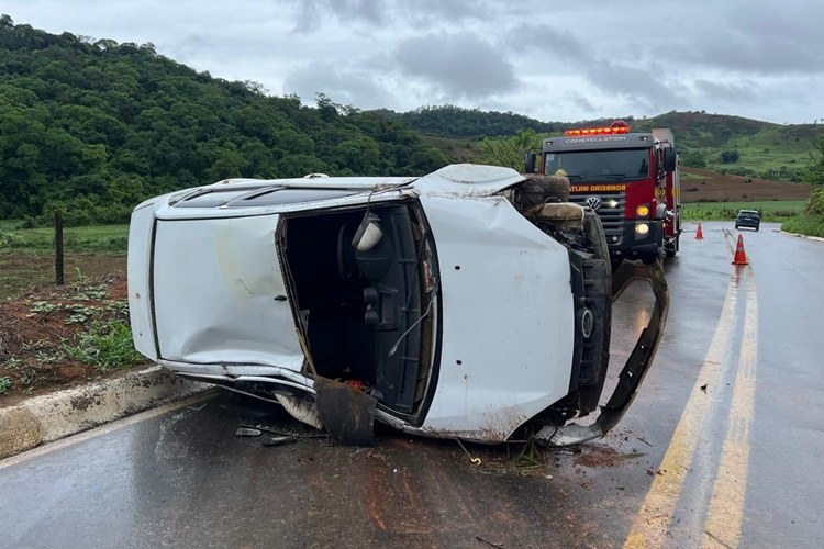 Carro capota na Serra de Pirapanema e condutor fica ferido