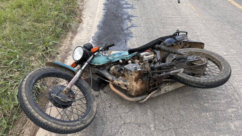 Colisão entre motocicleta e carro deixa dois feridos em Cataguases