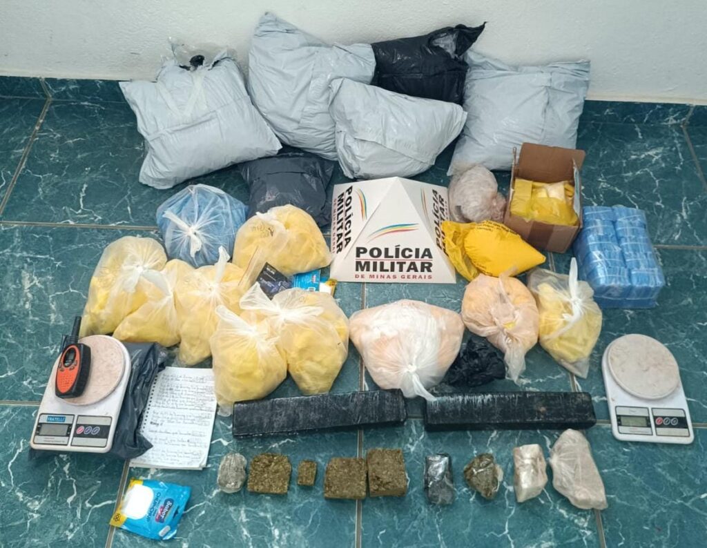 PM apreende quase mil pinos de cocaína enterrados em Além Paraíba