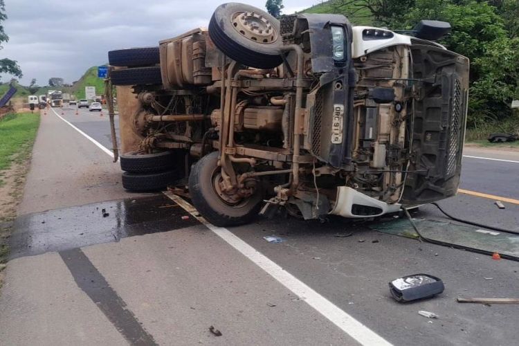 Caminhão carregado de lixo bate em carro e tomba na BR 116, próximo a Laranjal