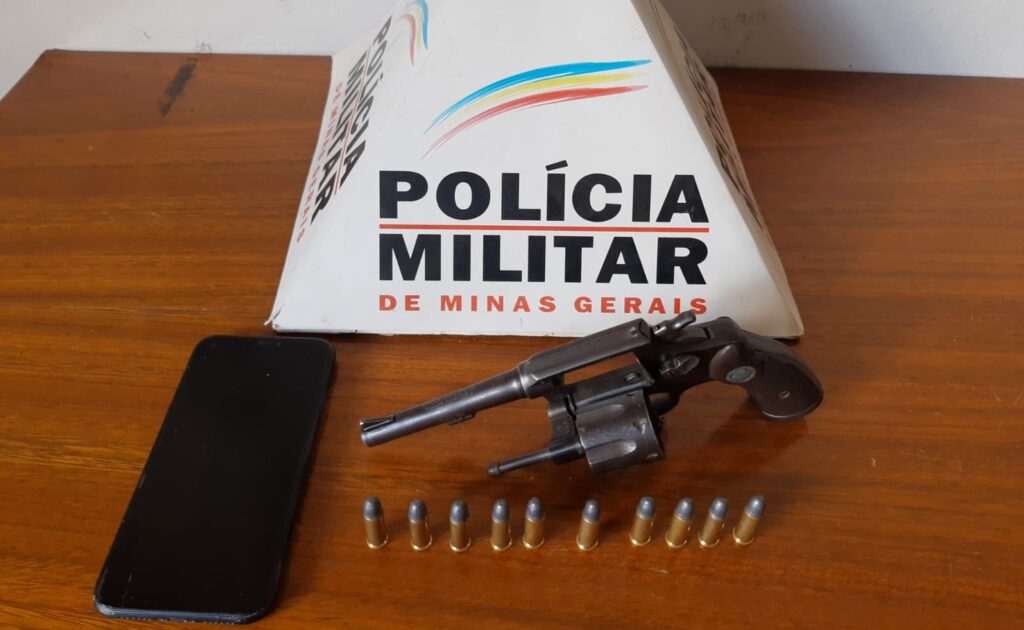 PM prende jovem por porte ilegal de arma e munições, em Piraúba