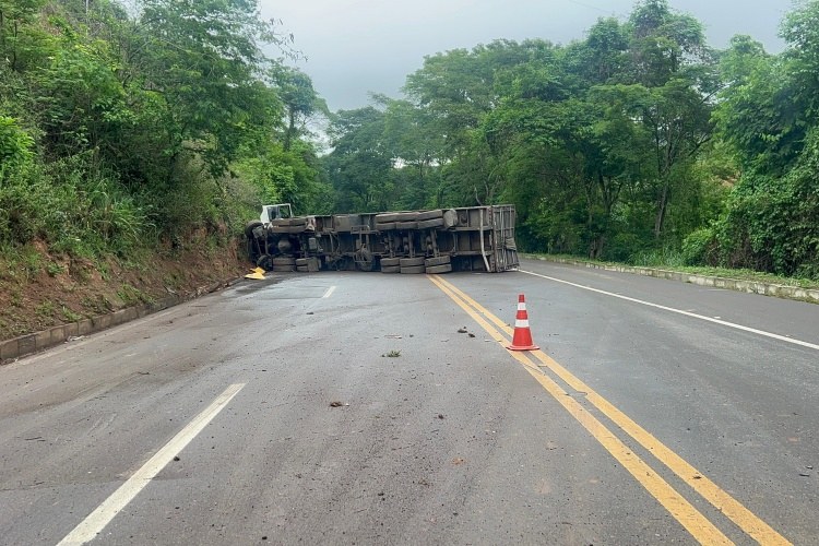 Carreta tomba e fica atravessada na BR-116, em Muriaé