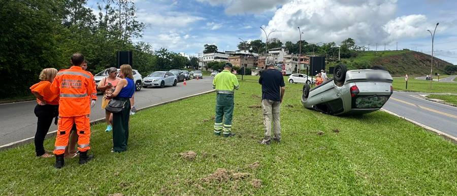 Carro capota no trevo do Alto do Cemitério em Leopoldina