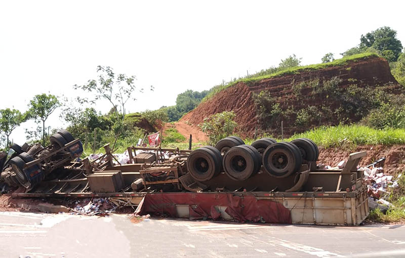 Carreta carregada com leite tomba na entrada de Cataguases