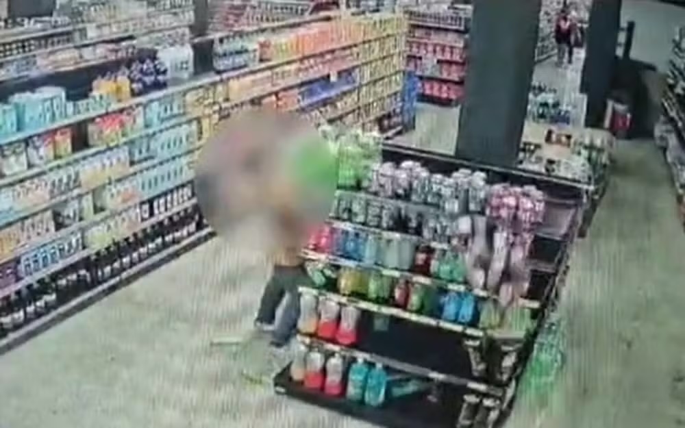 Homem descontrolado faz quebra-quebra em supermercado de Muriaé