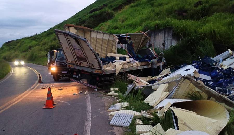 Caminhão frigorífico tomba na BR-267, em Argirita