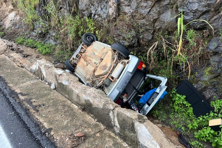 Carro capota após ser atingido por carreta na Serra do Belvedere