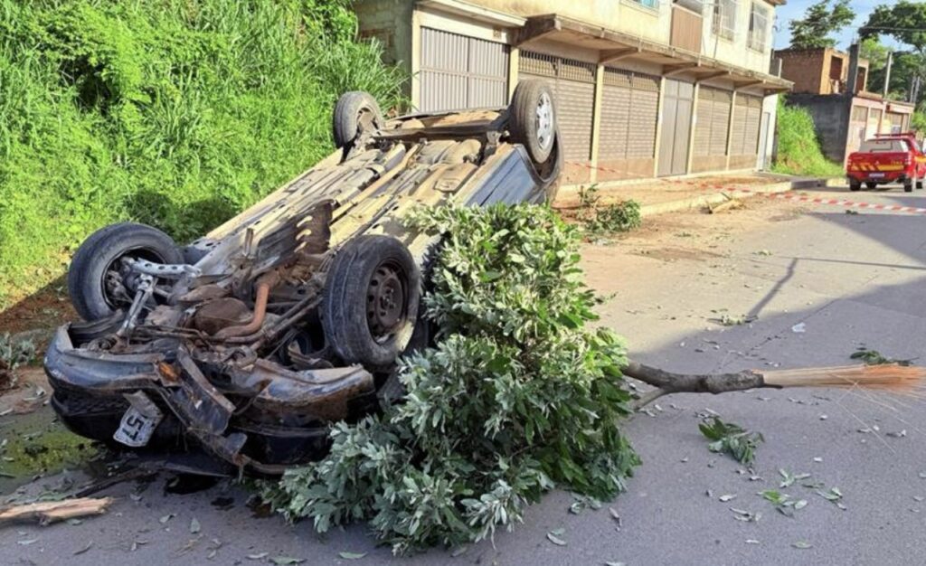 Carro atropela duas pessoas e capota em avenida de Leopoldina