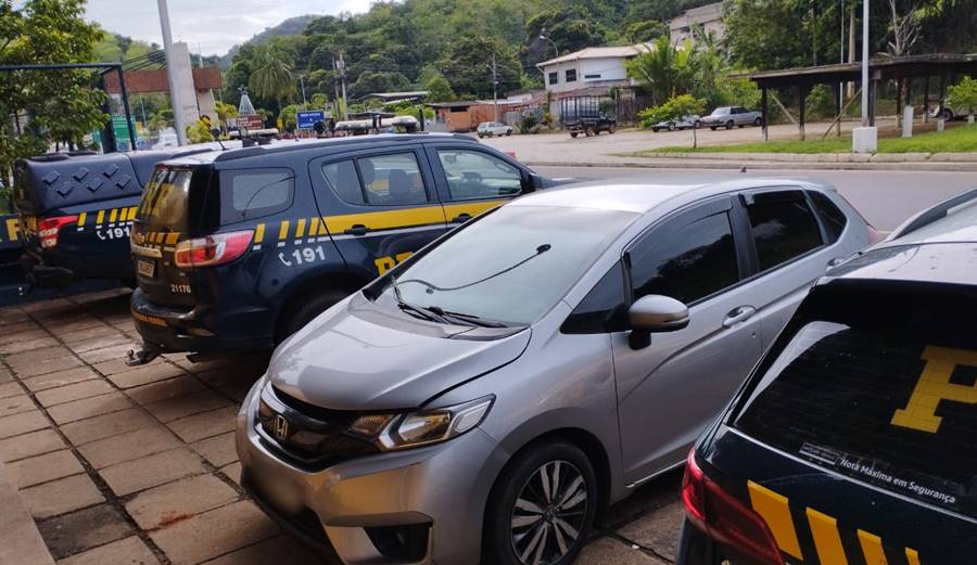 Carro roubado é recuperado pela PRF em Leopoldina