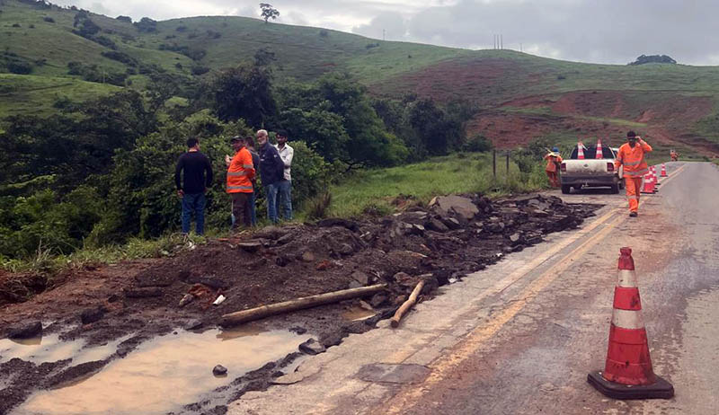 DEER-MG começa recuperar trecho que desmoronou na estrada para Miraí