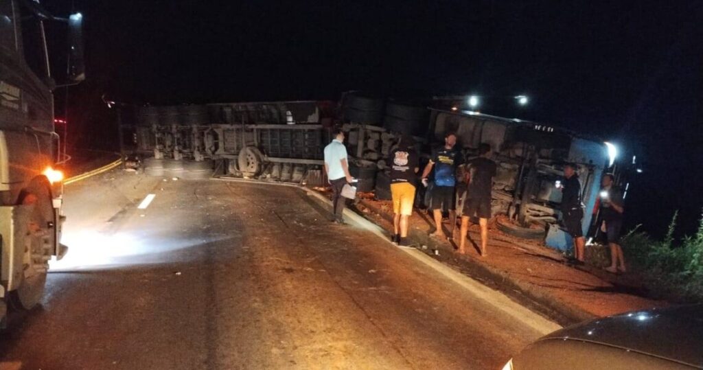 Carreta tomba e atinge ônibus na Serra da Vileta, em Leopoldina