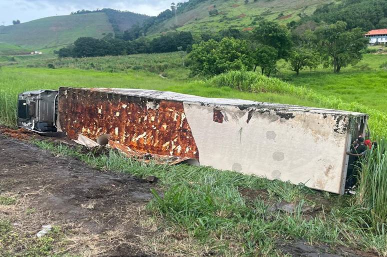 Carreta carregada com carne tomba na BR-116 em Leopoldina