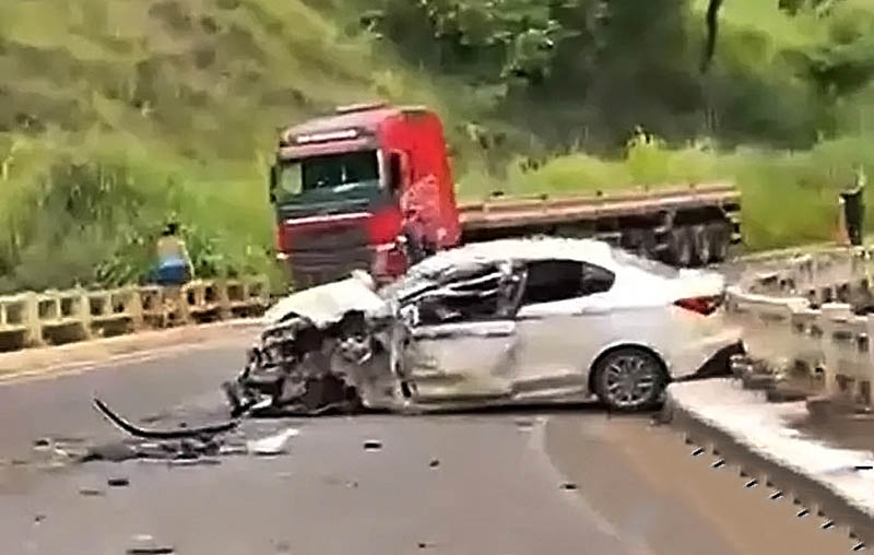 Carreta invade a contramão e bate em veículo na Serra de Argirita