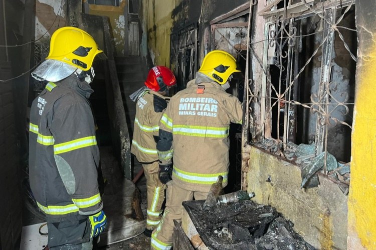 Homem em crise psicótica incendeia residência em Muriaé