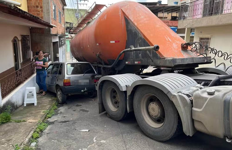 Caminhão betoneira desgovernado atinge casa e carro