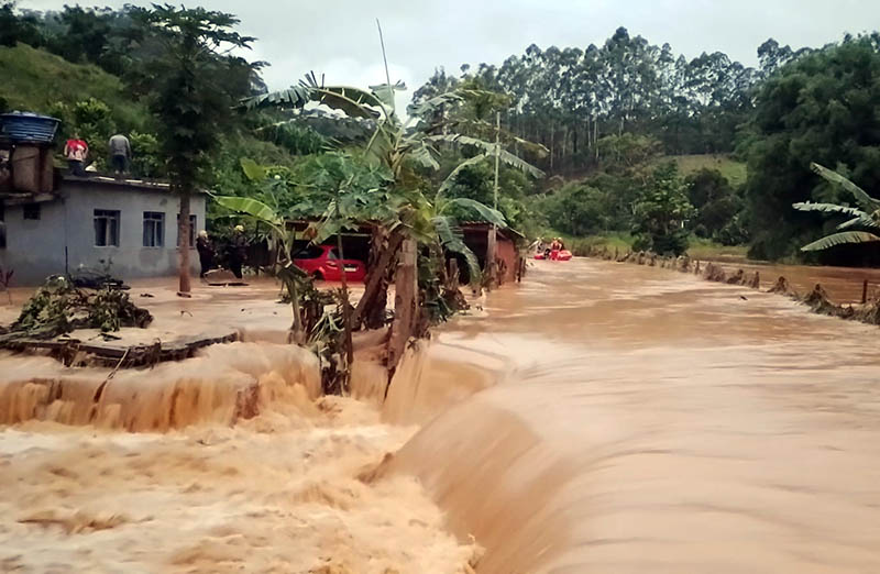 Família é resgatada de telhado durante temporal em Maripá de Minas