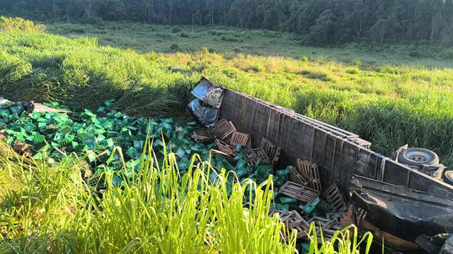 Carreta com cerveja tomba e atinge três veículos na BR-116, em Muriaé