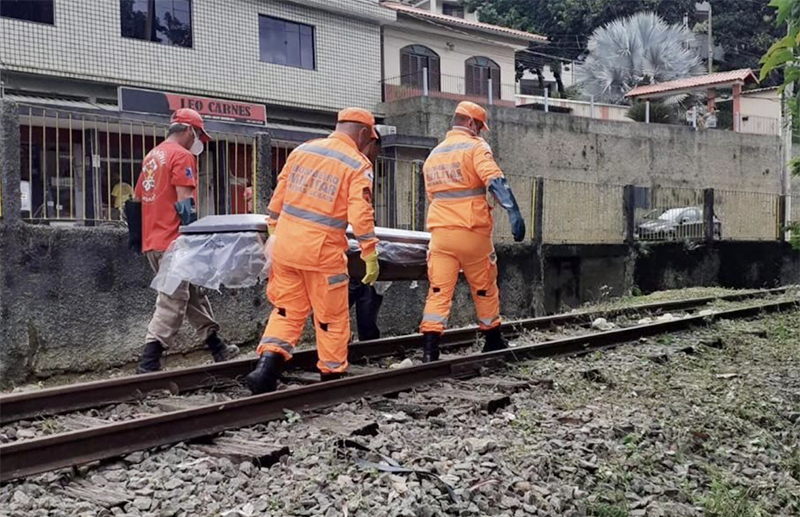 Bombeiros e Defesa Civil resgatam corpo no Bairro Leonardo