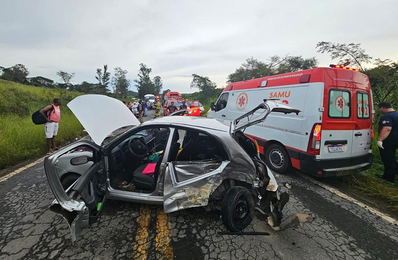 Criança morre e três pessoas ficam feridas em acidente em Bicas