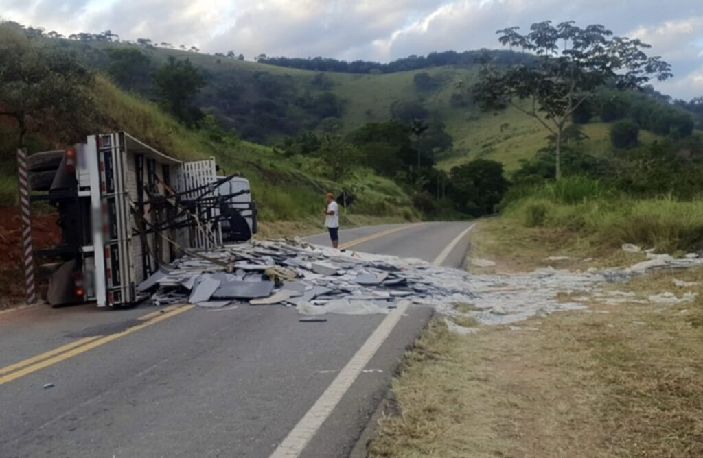 Caminhão tomba na BR-267, entre Argirita e Maripá de Minas