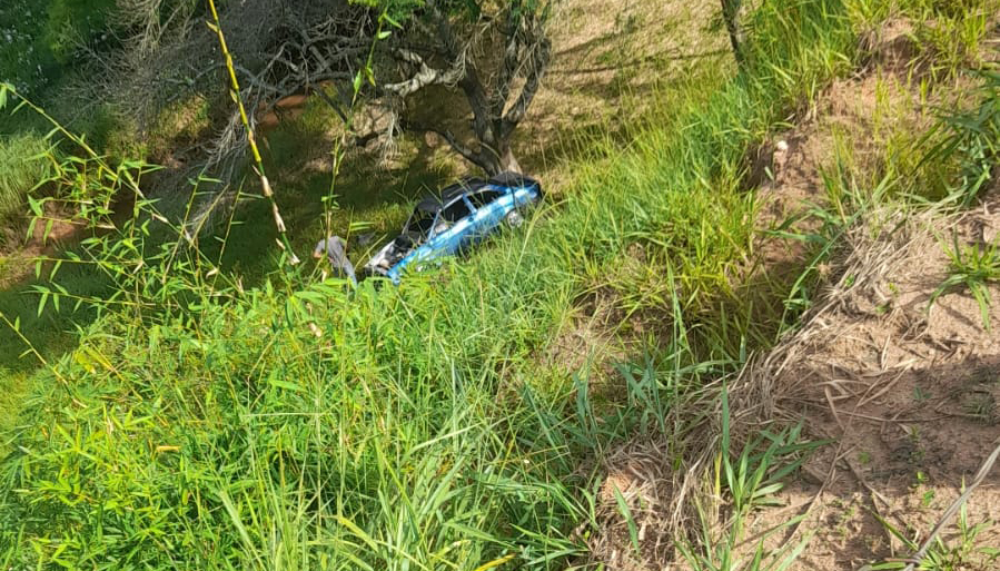 Carro cai em ribanceira na rodovia que liga Cataguases a Leopoldina