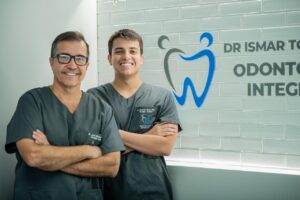 Pai e filho dentistas