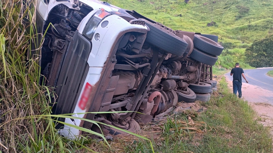 Carreta carregada com pó de asfalto tomba na Serra de Argirita