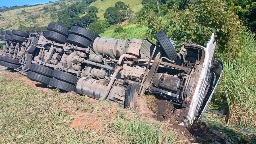 Caminhoneiro morre em acidente na Serra da Vileta