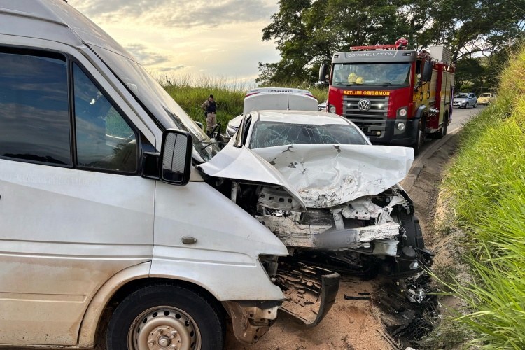 Van desgovernada bate de frente em carro na BR-356, em Muriaé