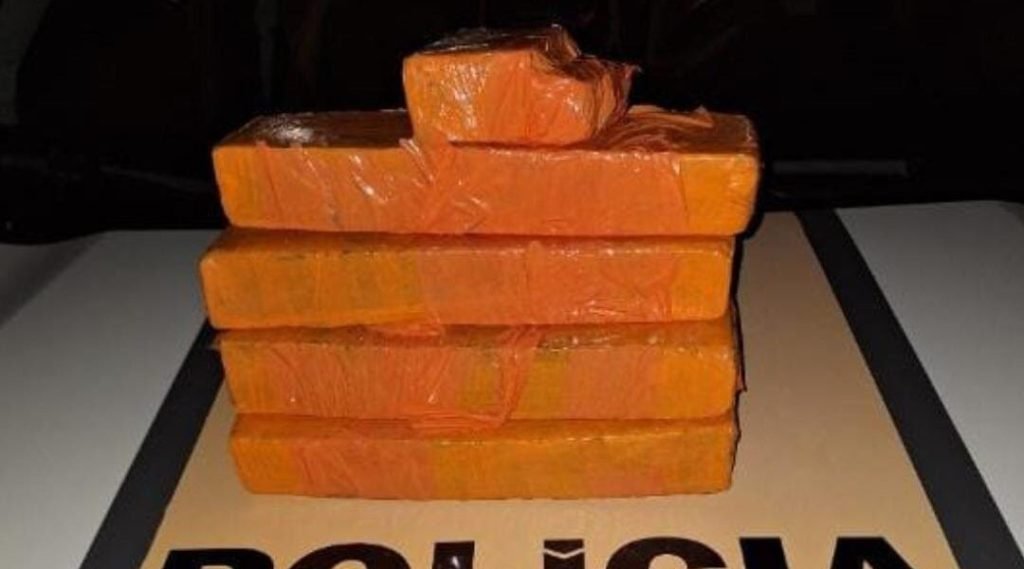 Homem é preso com cinco barras de maconha, em Pirapetinga