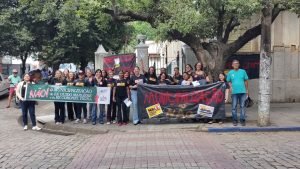 Professores fazem passeata contra