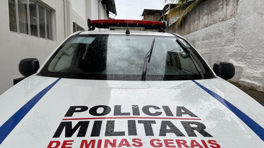 Três pessoas são baleadas em barbearia de Além Paraíba