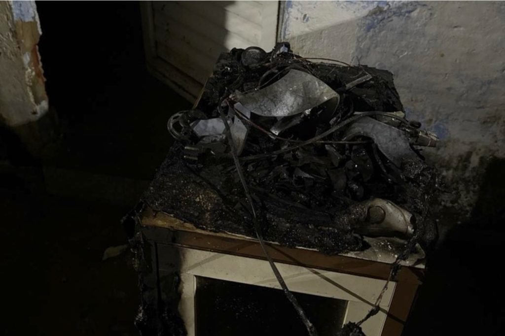 Vela provoca princípio de incêndio em residência, em Leopoldina