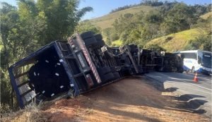 Carreta tomba na BR-116