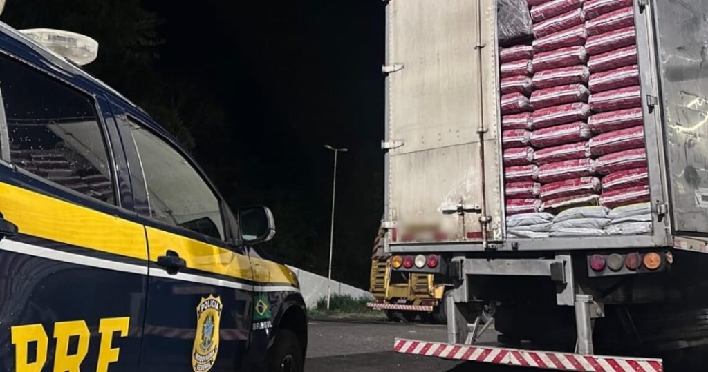 PRF flagra carreta com 600 mil maços de cigarros ilegais na BR-267