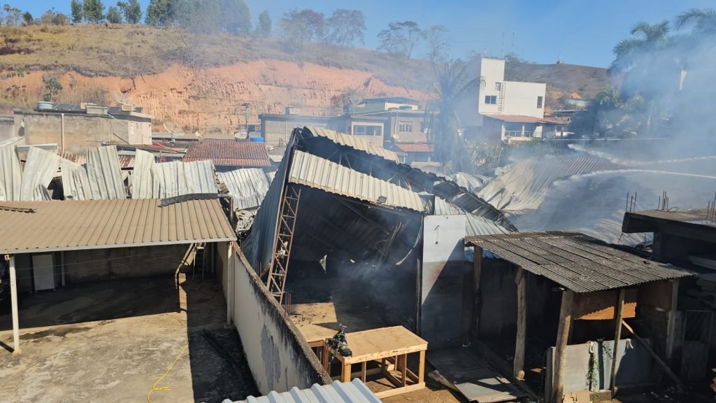 Bombeiros controlam incêndio em fábrica de estofados em Rodeiro